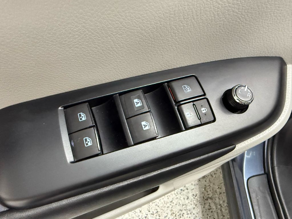 2017 Toyota Highlander Image 12