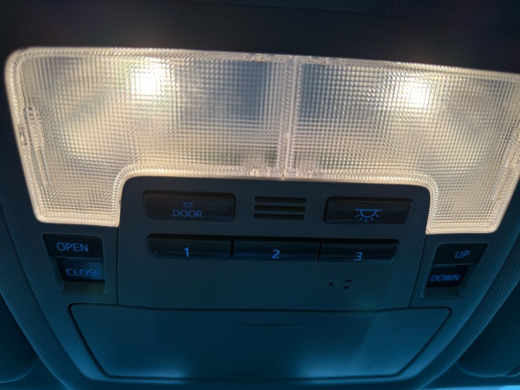 2017 Toyota Highlander Image 24