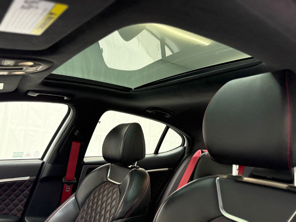 2022 Genesis G70 Image 11