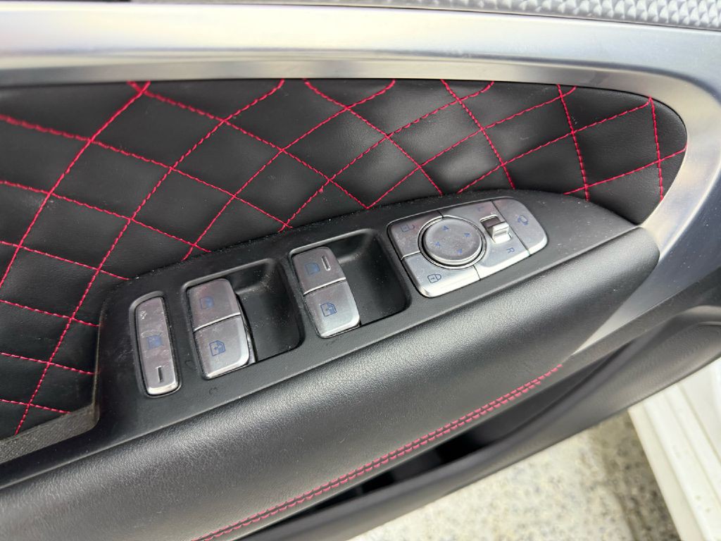 2022 Genesis G70 Image 12