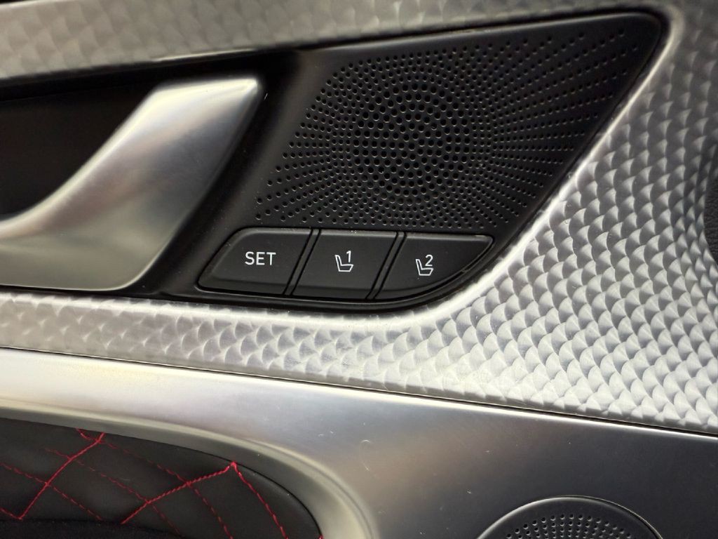 2022 Genesis G70 Image 13