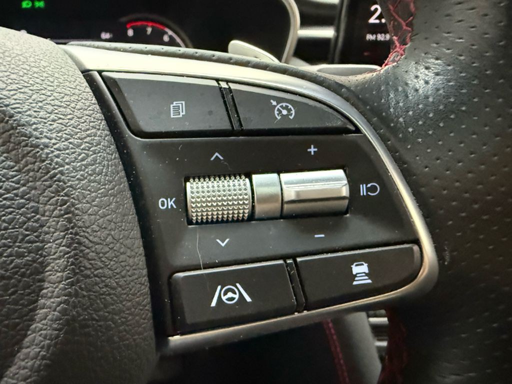 2022 Genesis G70 Image 16