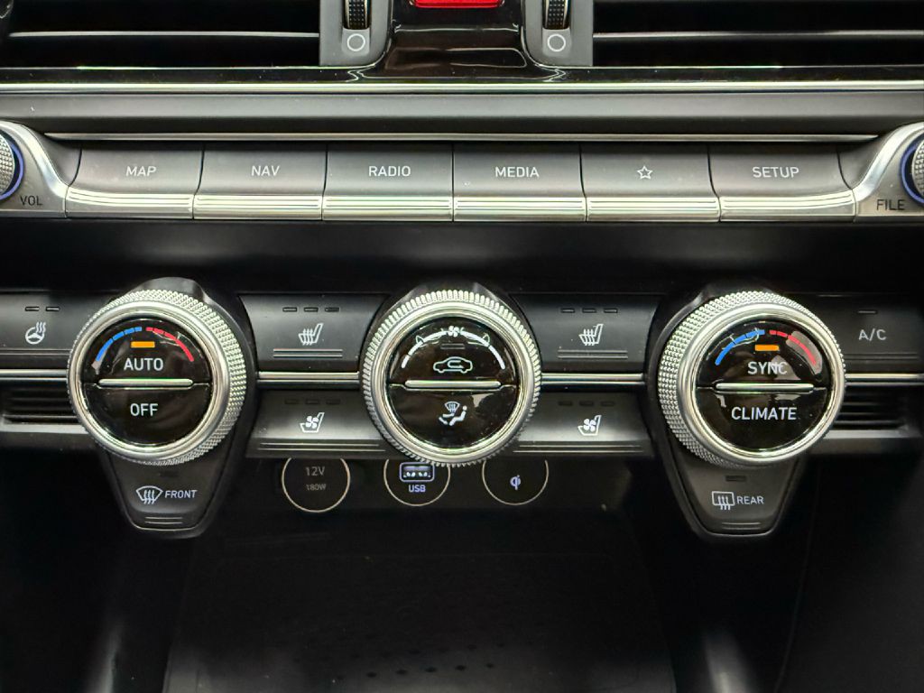 2022 Genesis G70 Image 21