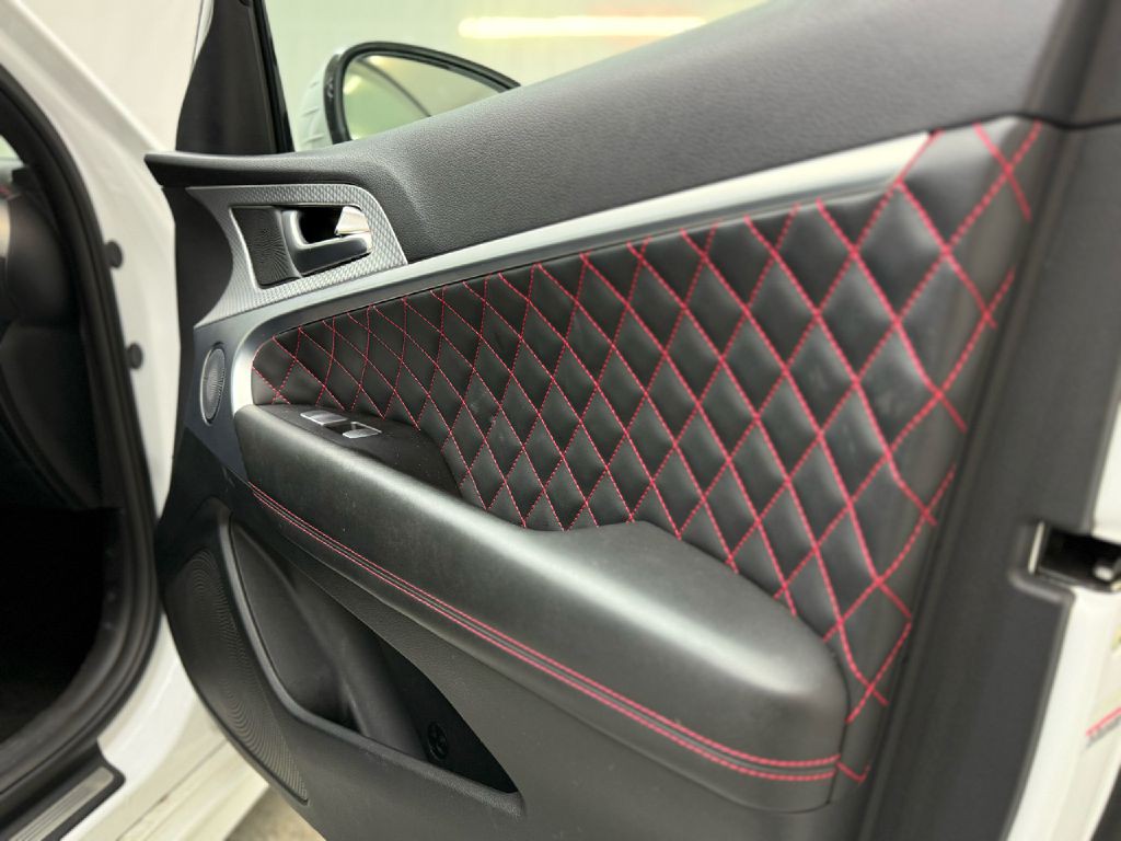 2022 Genesis G70 Image 43