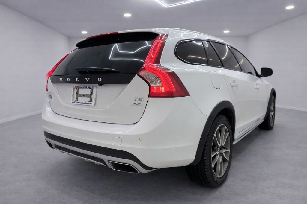 2017 Volvo V60 Image 3