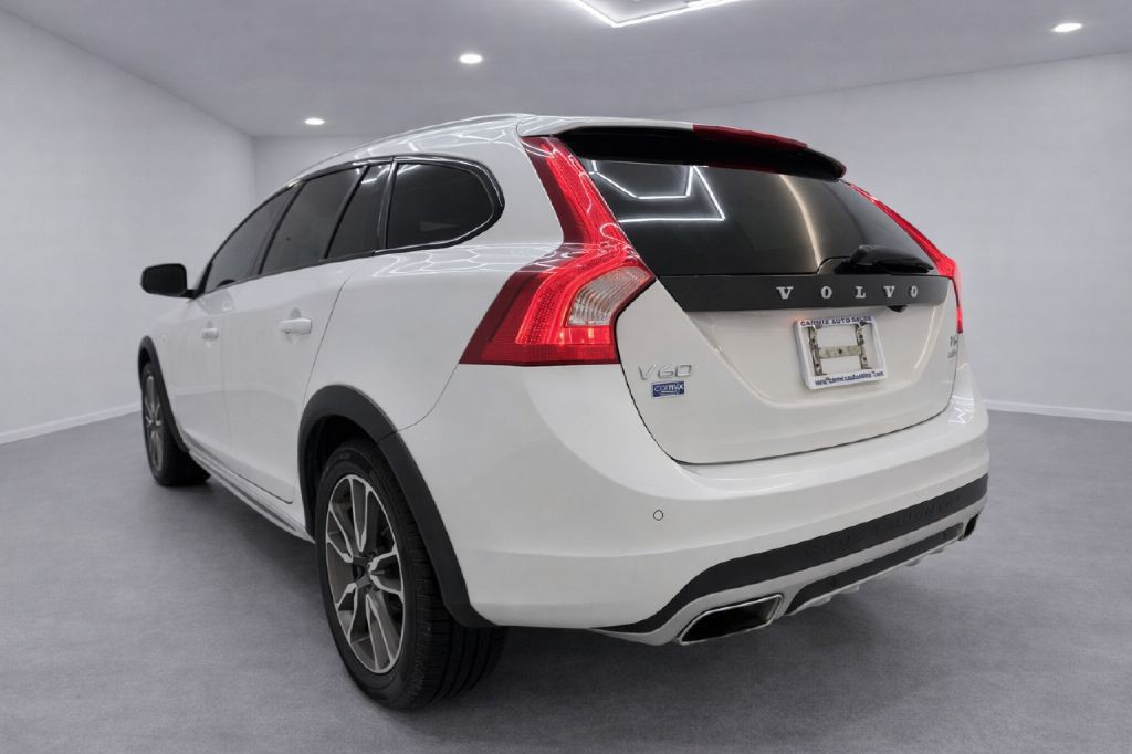 2017 Volvo V60 Image 5