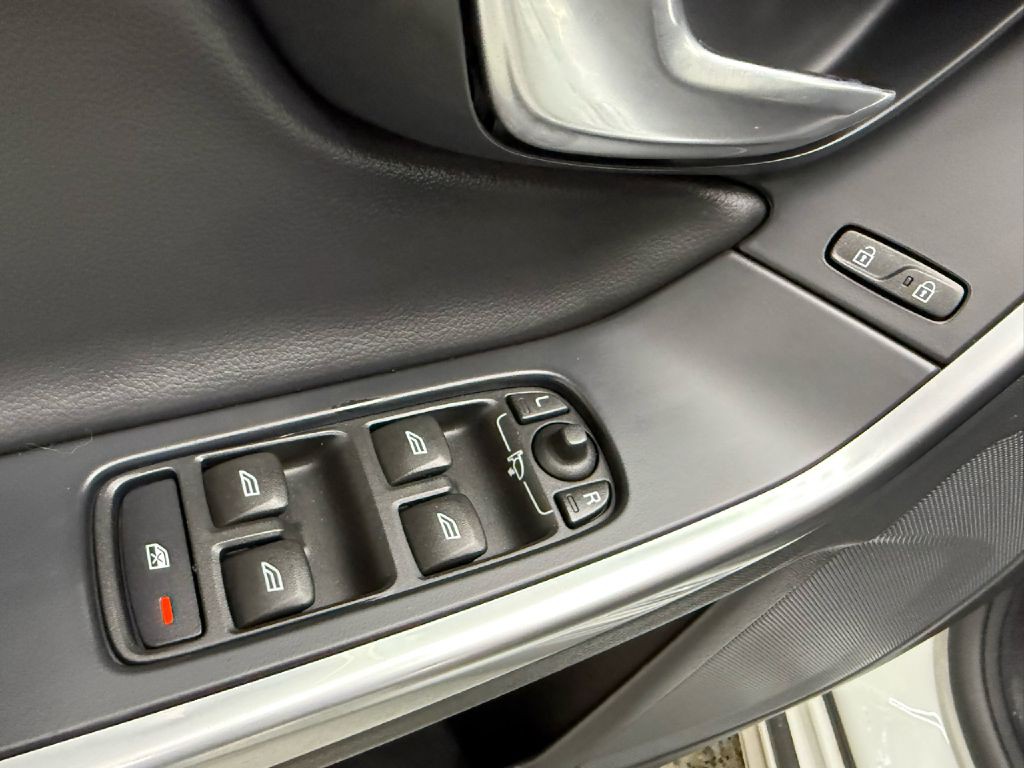 2017 Volvo V60 Image 12