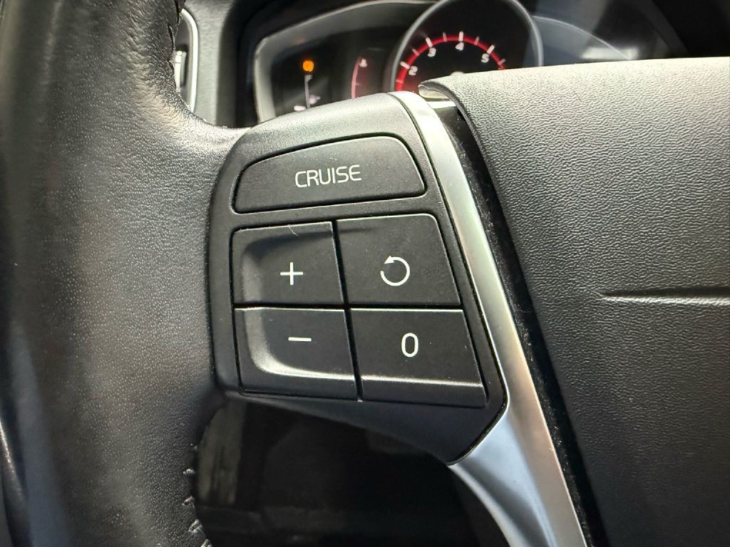 2017 Volvo V60 Image 14