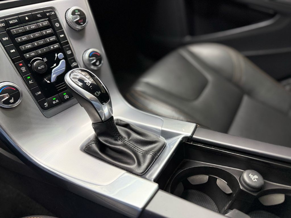 2017 Volvo V60 Image 21