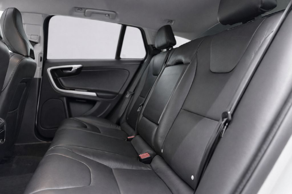 2017 Volvo V60 Image 24