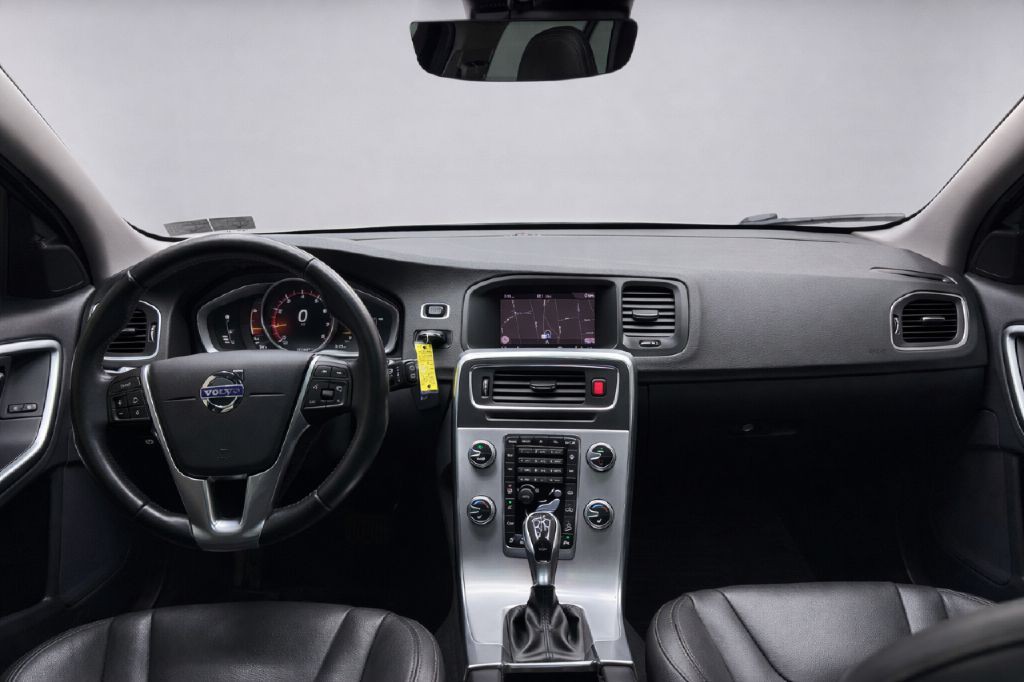 2017 Volvo V60 Image 25