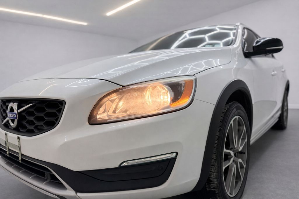 2017 Volvo V60 Image 36