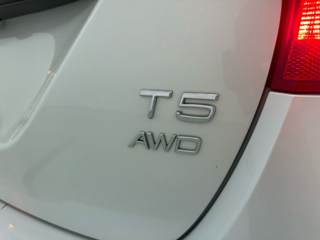 2017 Volvo V60 Image 38