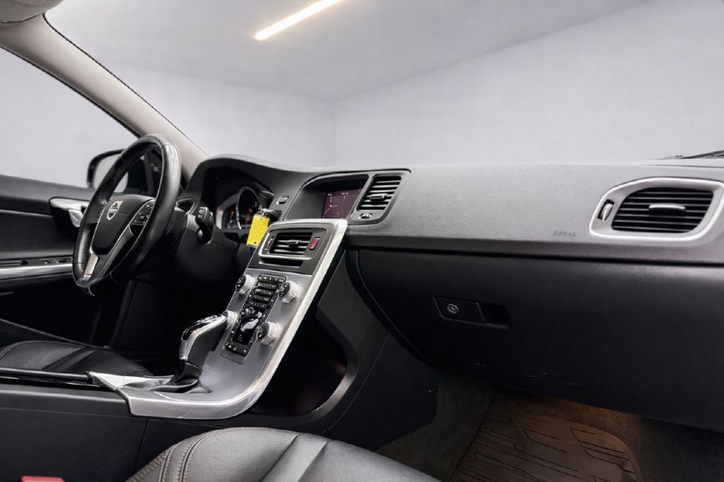 2017 Volvo V60 Image 39