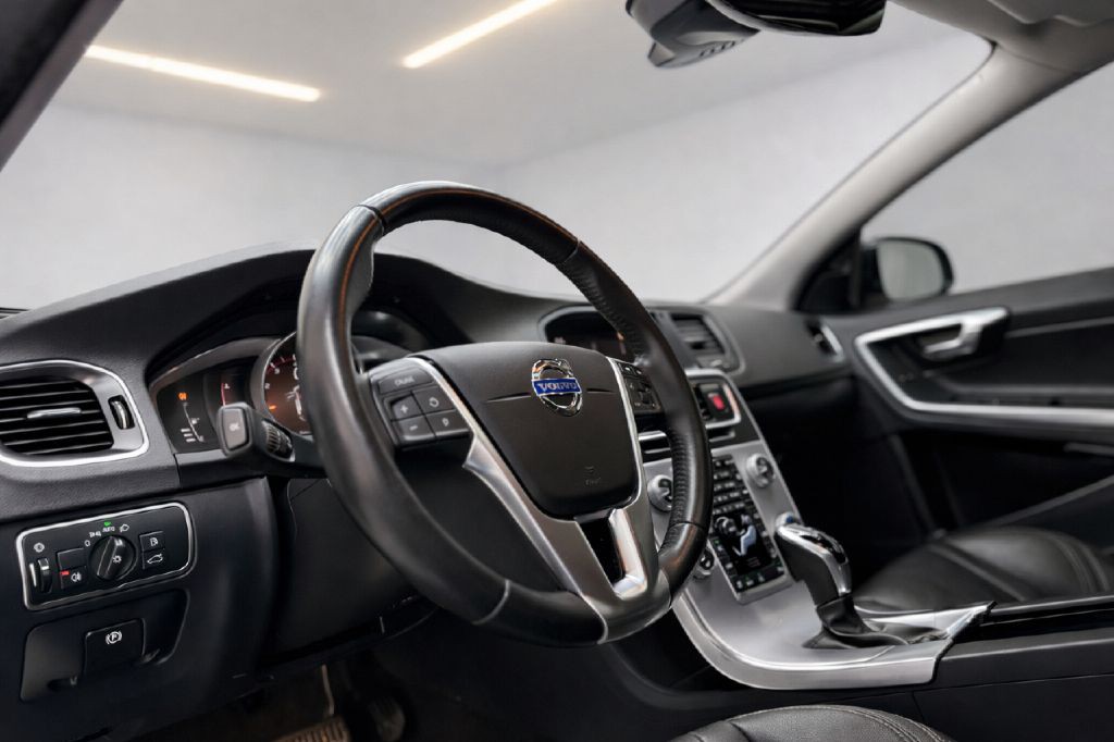 2017 Volvo V60 Image 41