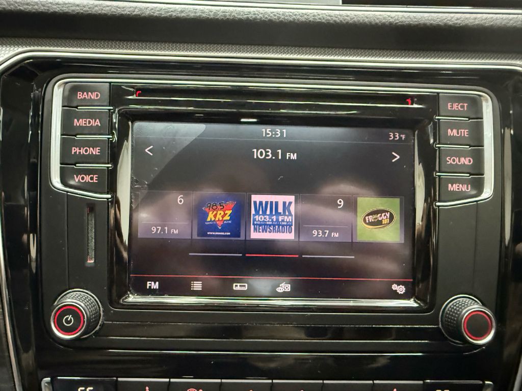 2017 Volkswagen Passat Image 18