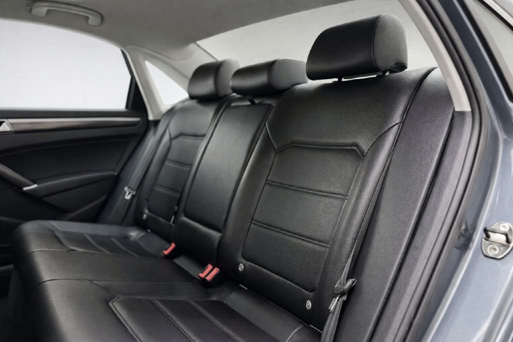 2017 Volkswagen Passat Image 24