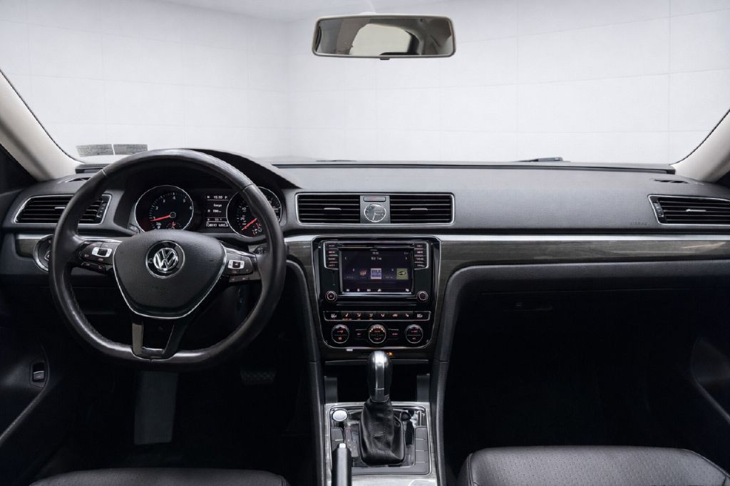 2017 Volkswagen Passat Image 25