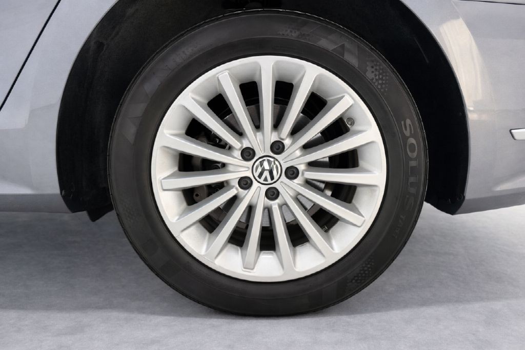 2017 Volkswagen Passat Image 31