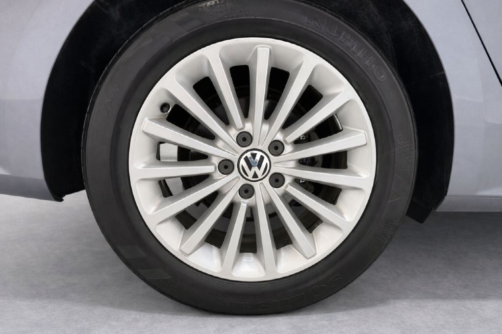 2017 Volkswagen Passat Image 32