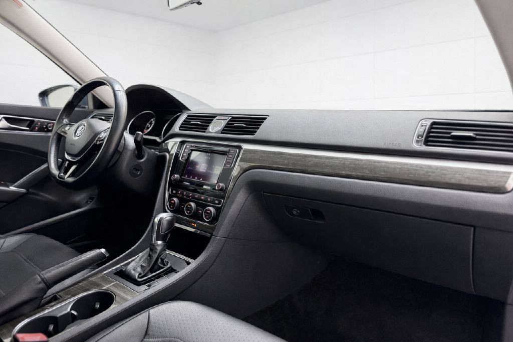 2017 Volkswagen Passat Image 40
