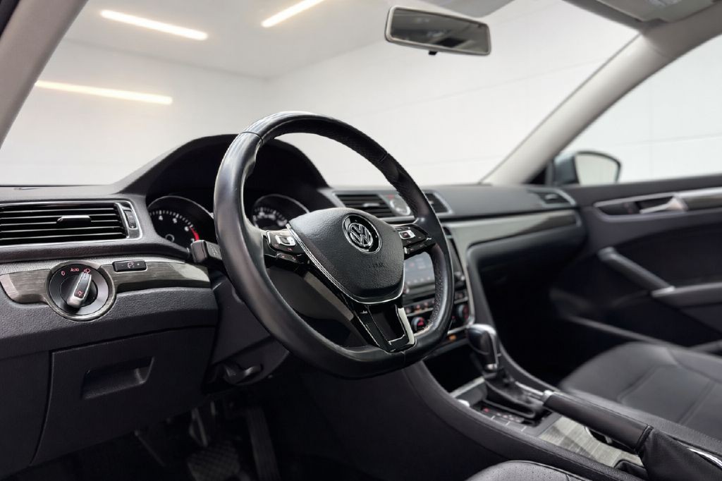 2017 Volkswagen Passat Image 41
