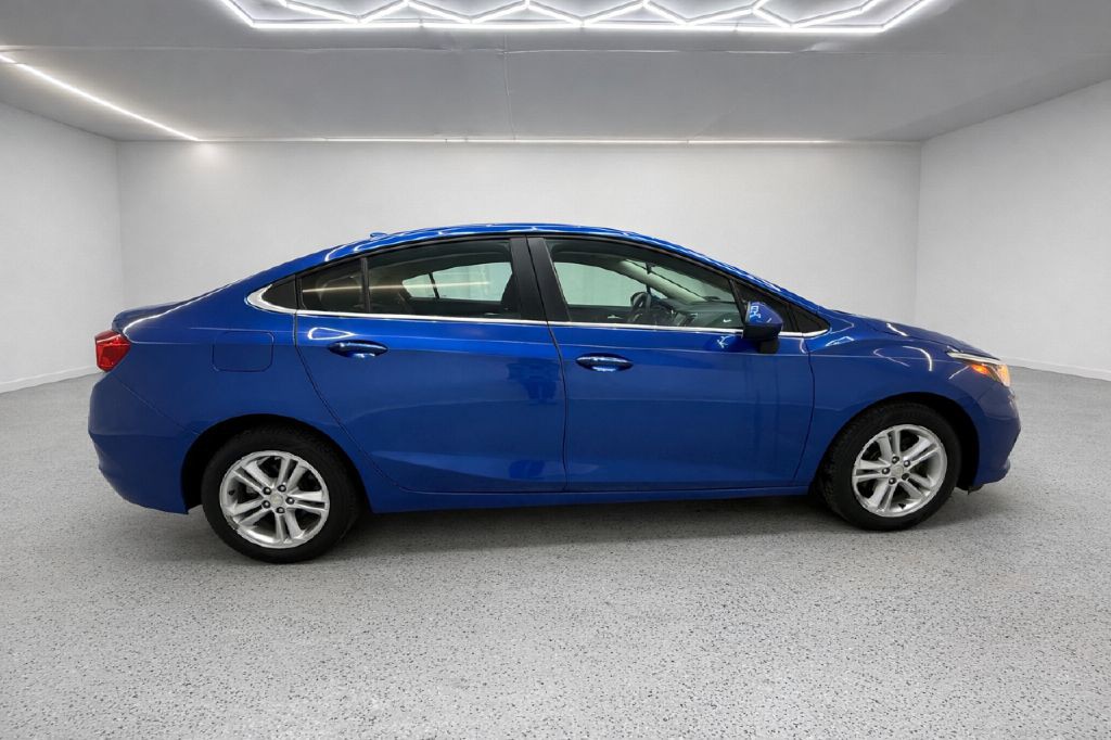 2017 Chevrolet Cruze Image 2
