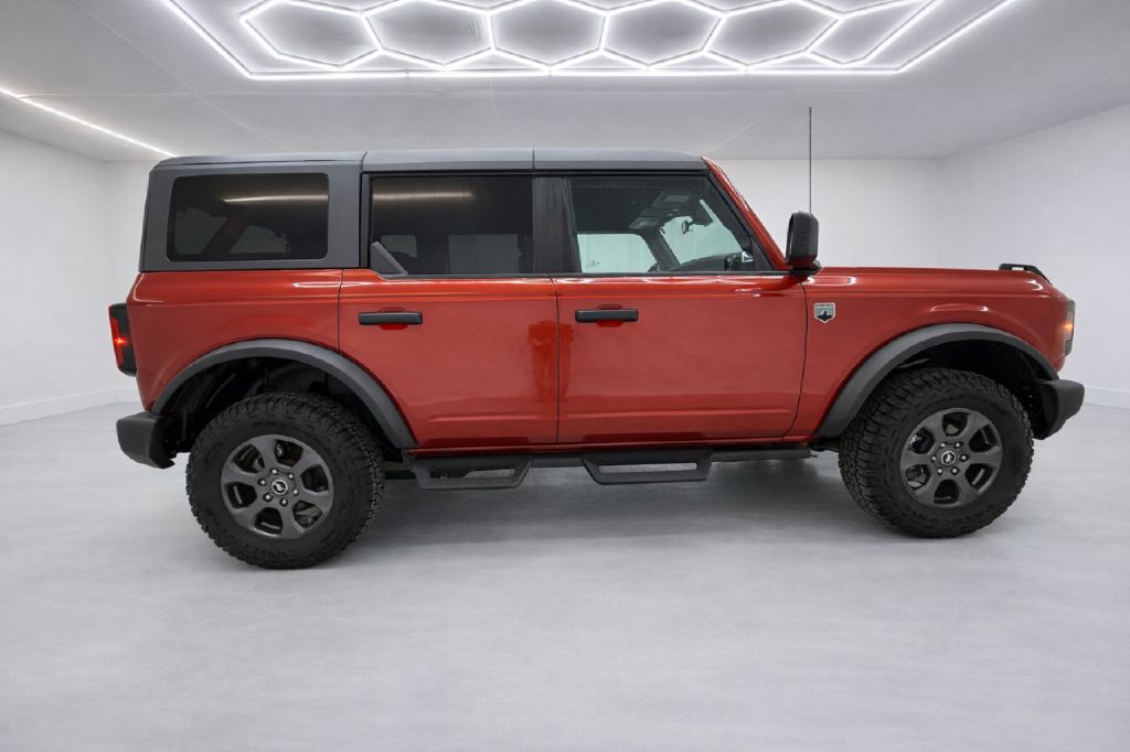 2023 Ford Bronco Image 2