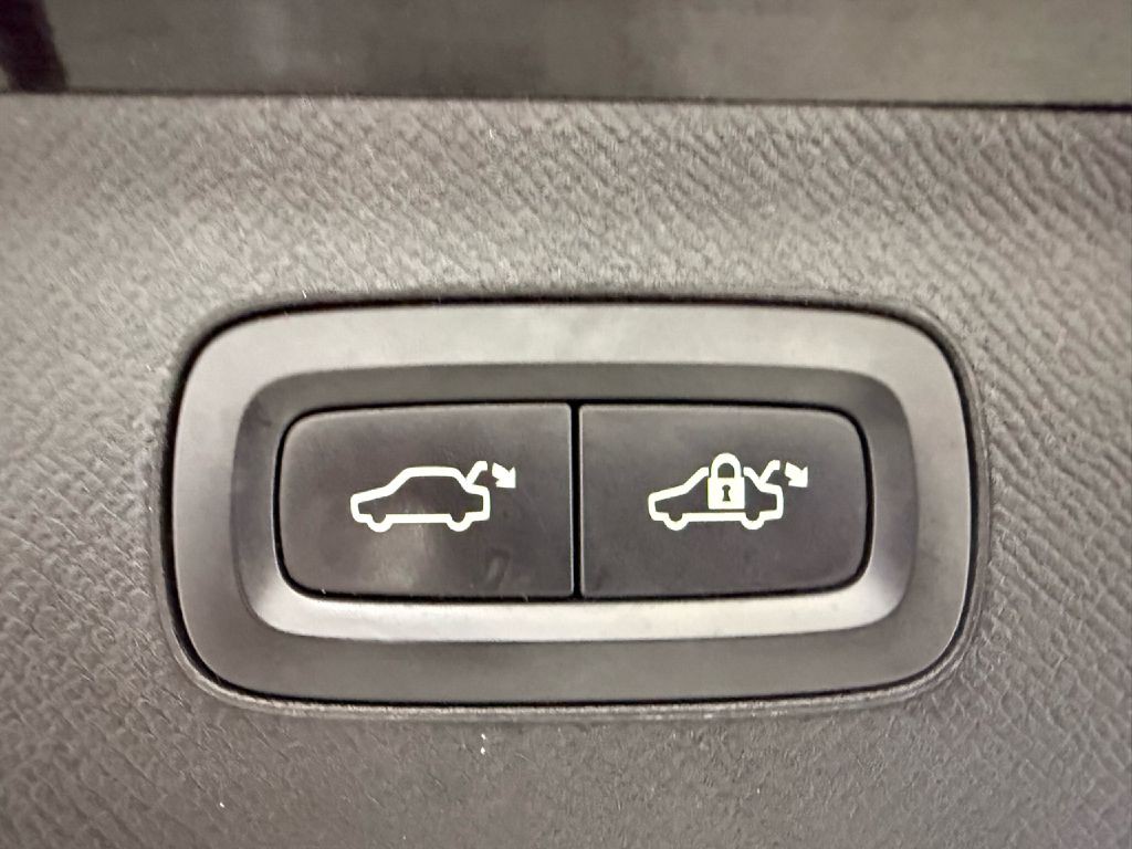 2018 Volvo XC90 Image 32