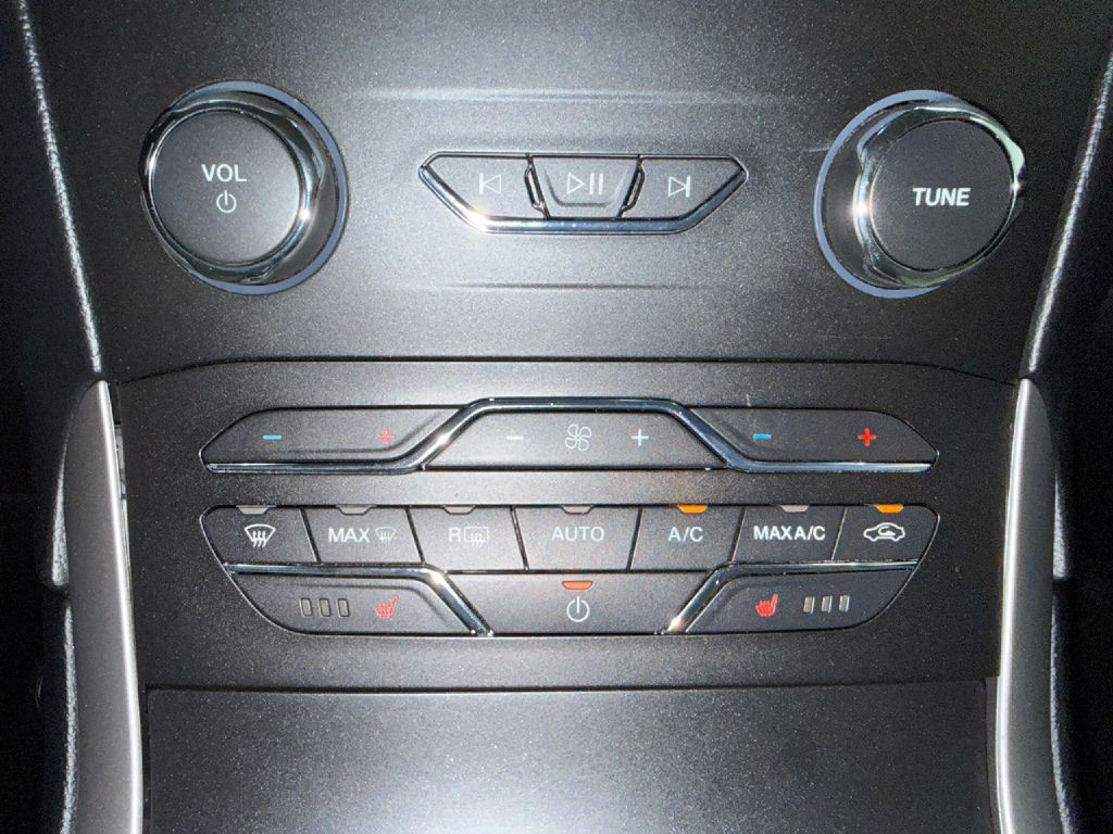 2019 Ford Edge Image 20