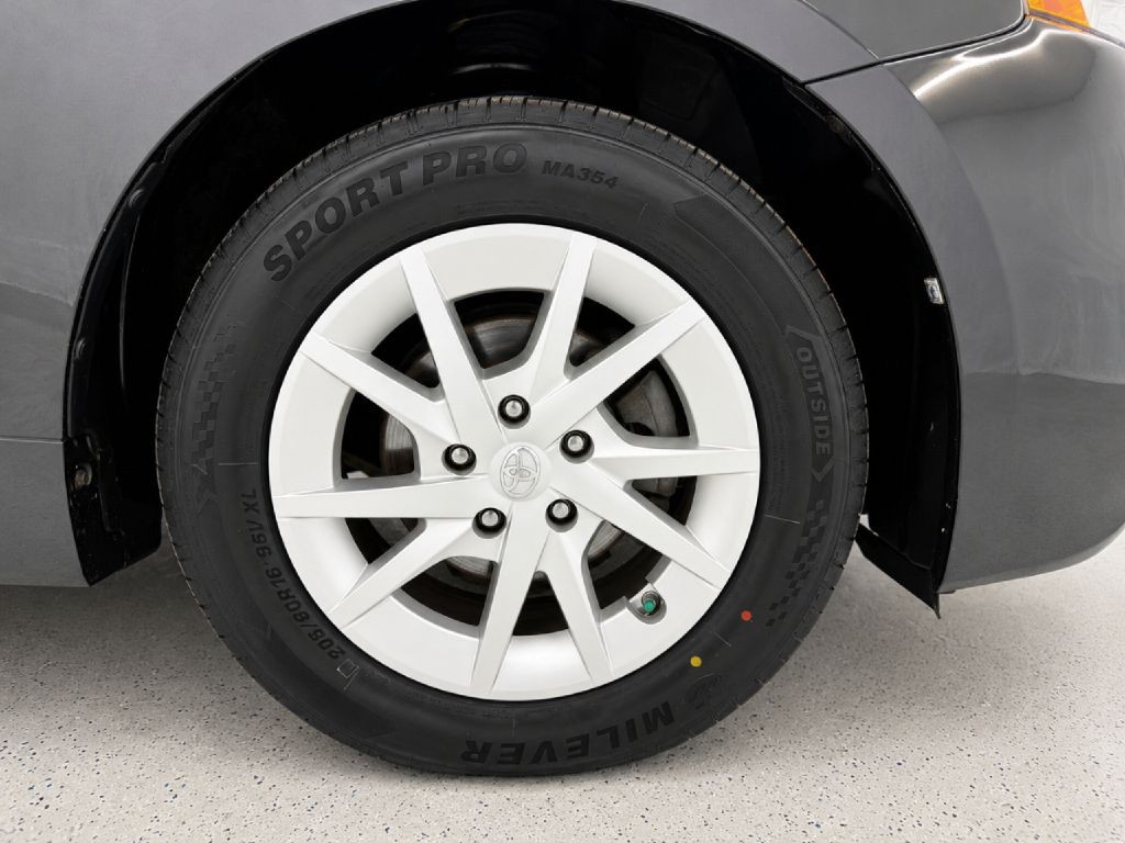 2012 Toyota Prius Image 28