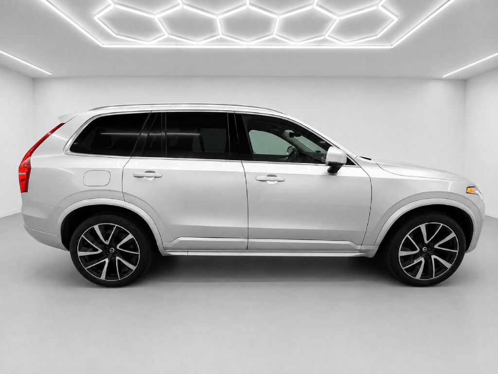 2022 Volvo XC90 Image 2