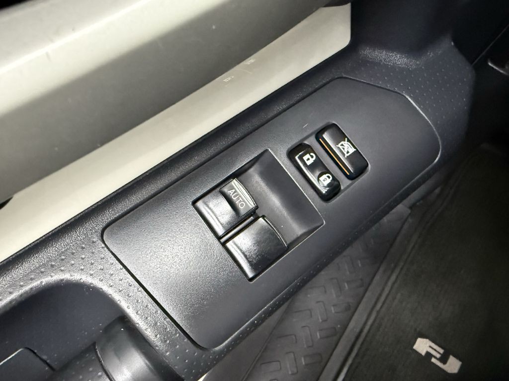 2014 Toyota FJ Cruiser Image 10