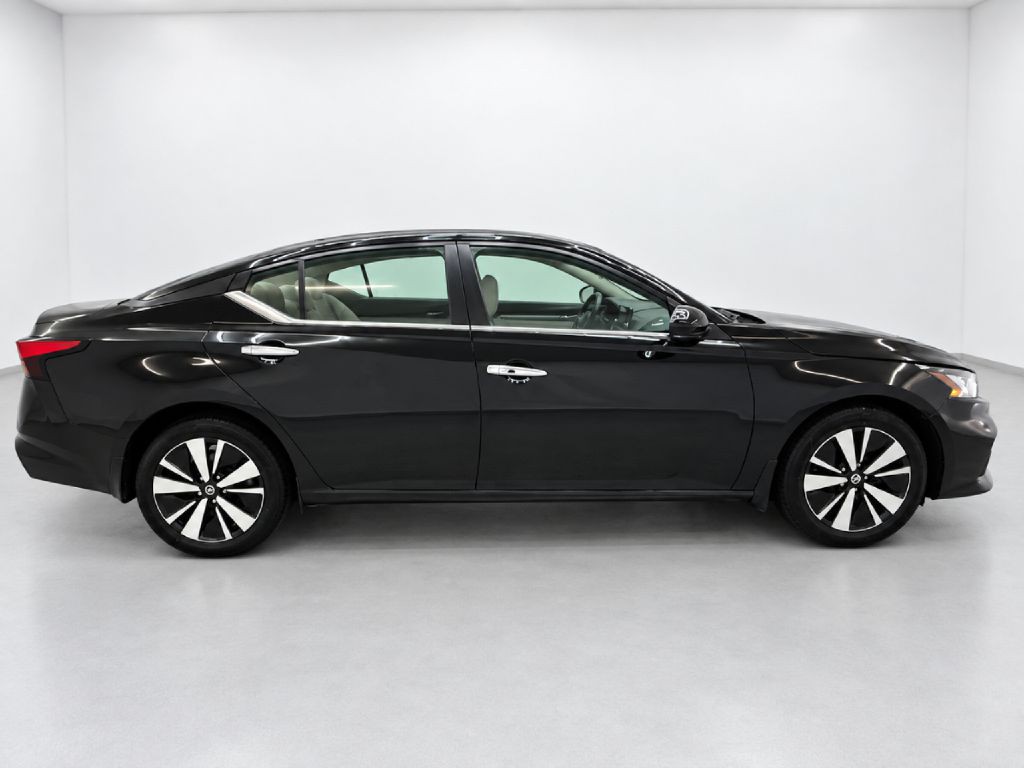 2022 Nissan Altima Image 2