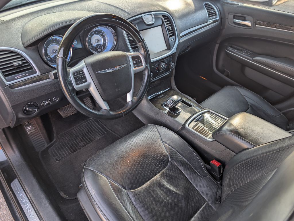 2014 Chrysler 300 Image 9