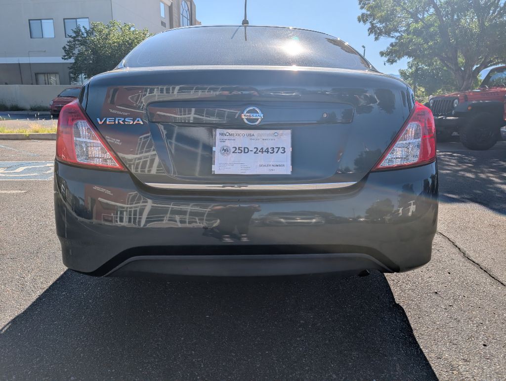 2016 Nissan Versa Image 4