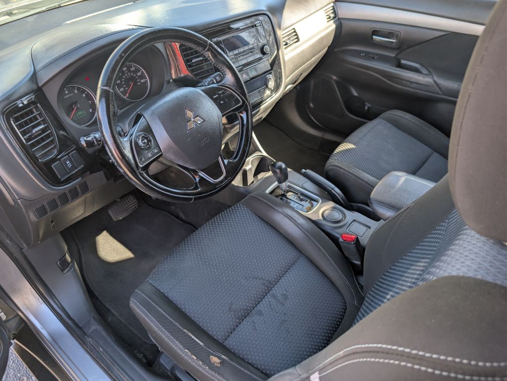 2016 Mitsubishi Outlander Image 9