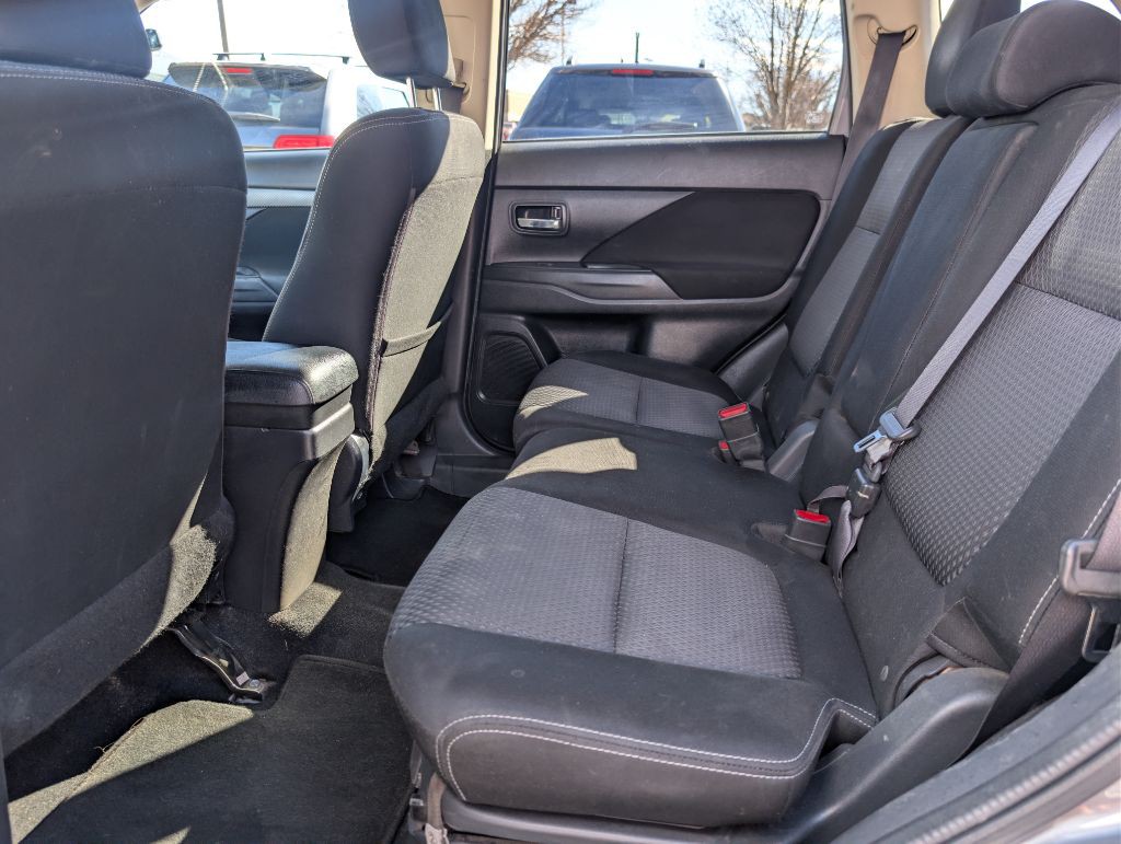 2016 Mitsubishi Outlander Image 11
