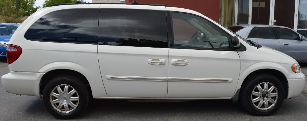 2006 Chrysler Town & Country Image 3