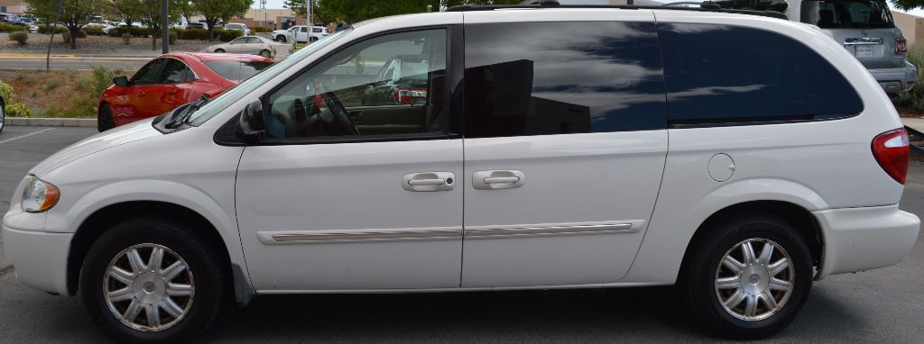 2006 Chrysler Town & Country Image 4