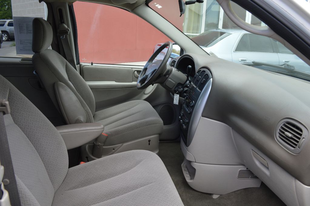2006 Chrysler Town & Country Image 8