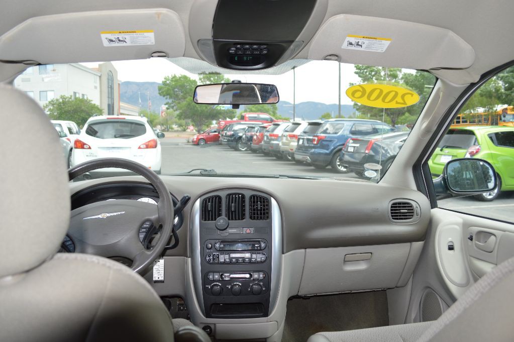 2006 Chrysler Town & Country Image 9