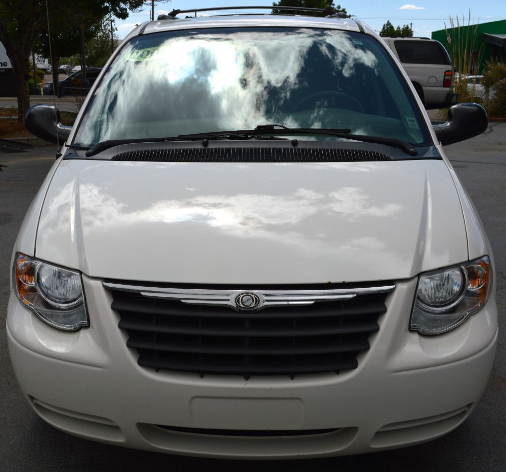 2006 Chrysler Town & Country Image 13