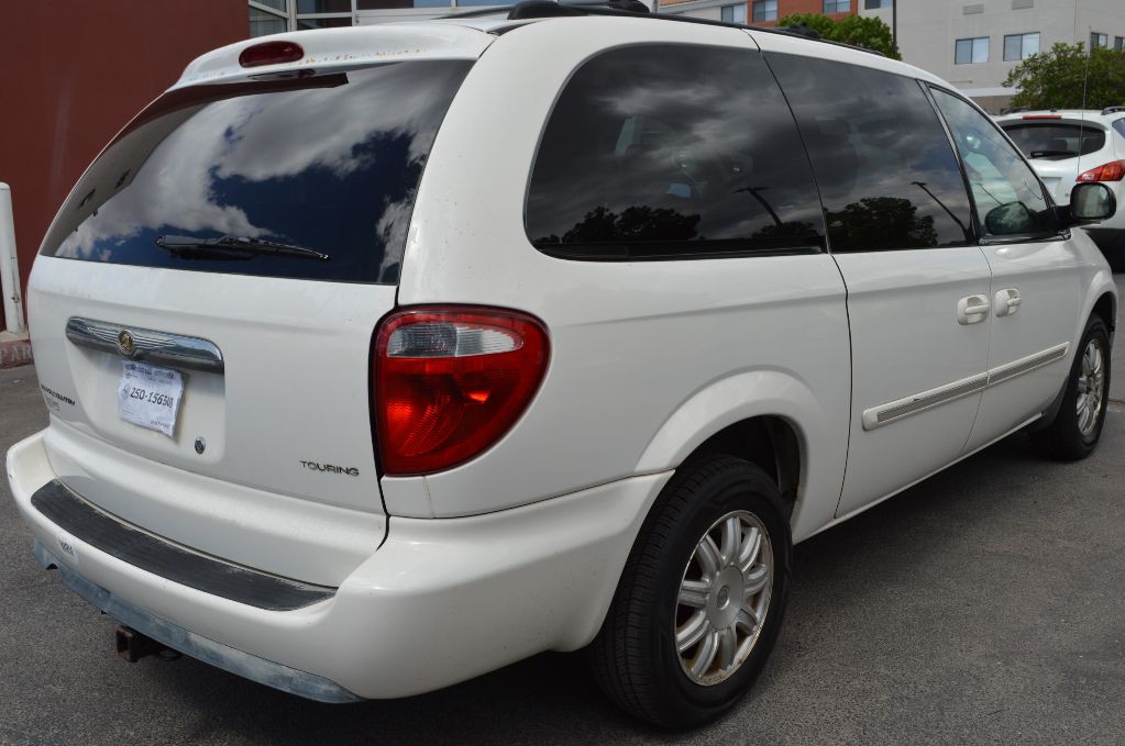2006 Chrysler Town & Country Image 16