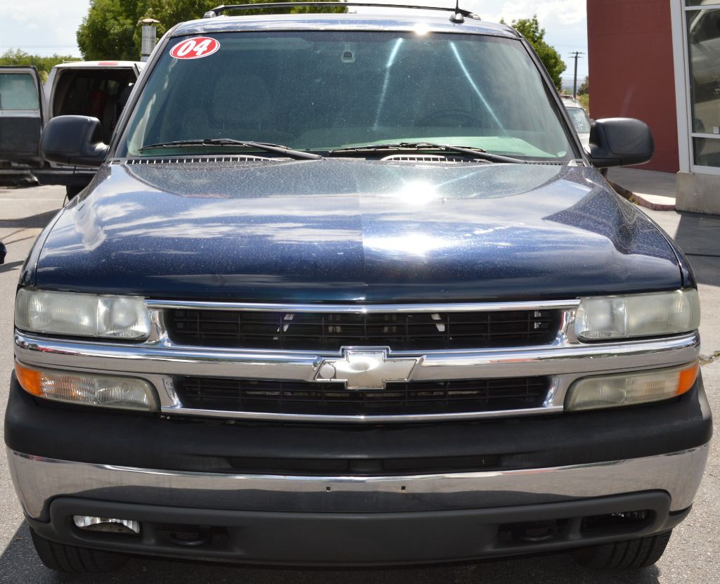 2004 Chevrolet Suburban Image 2