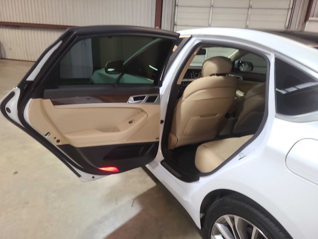 2015 Hyundai Genesis Image 23