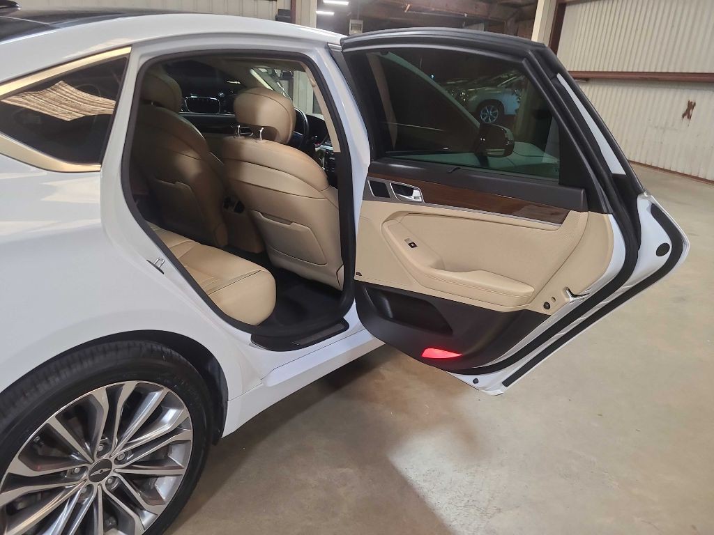 2015 Hyundai Genesis Image 27