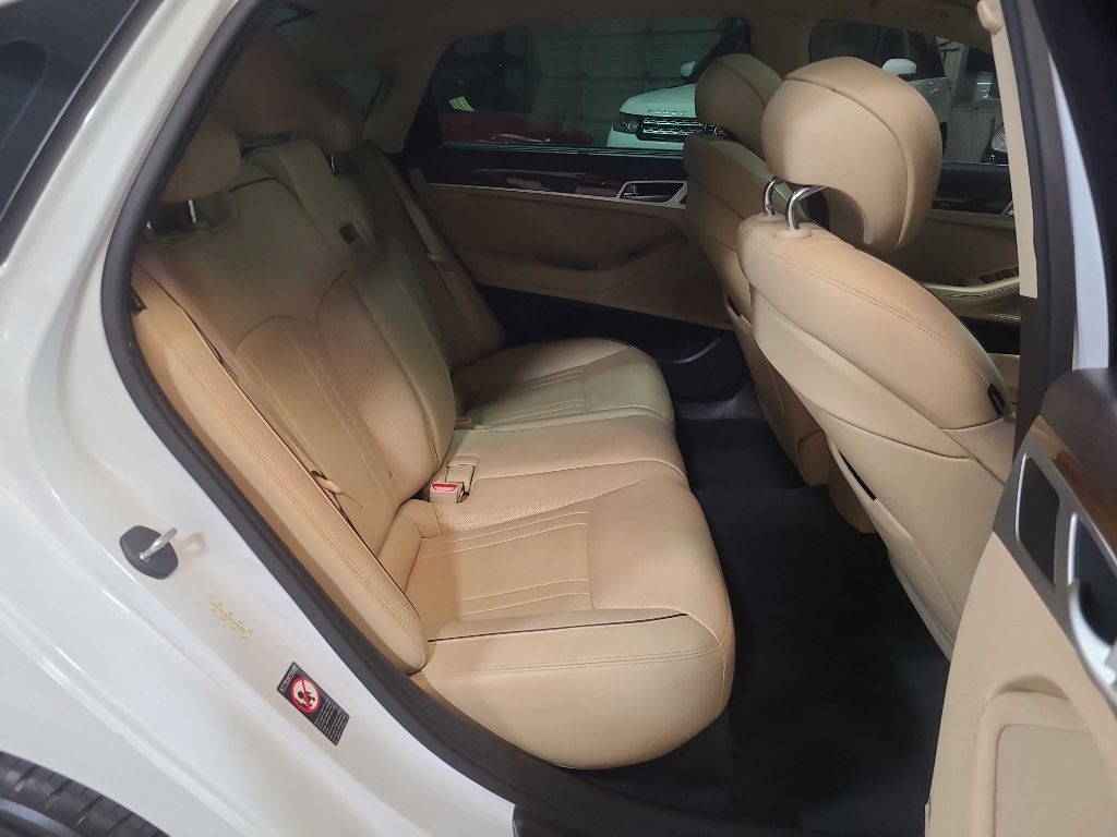 2015 Hyundai Genesis Image 28