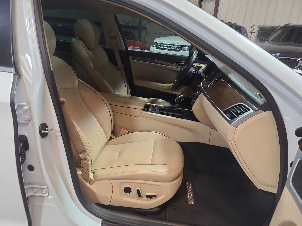 2015 Hyundai Genesis Image 30