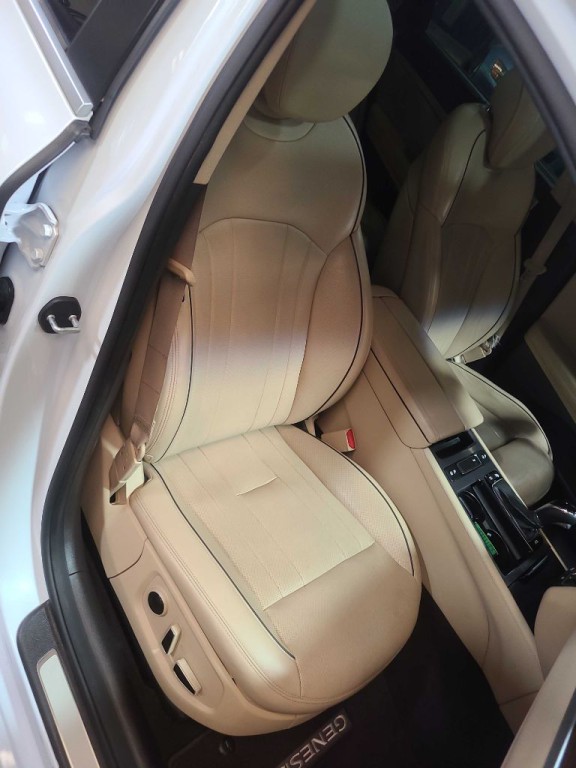 2015 Hyundai Genesis Image 31